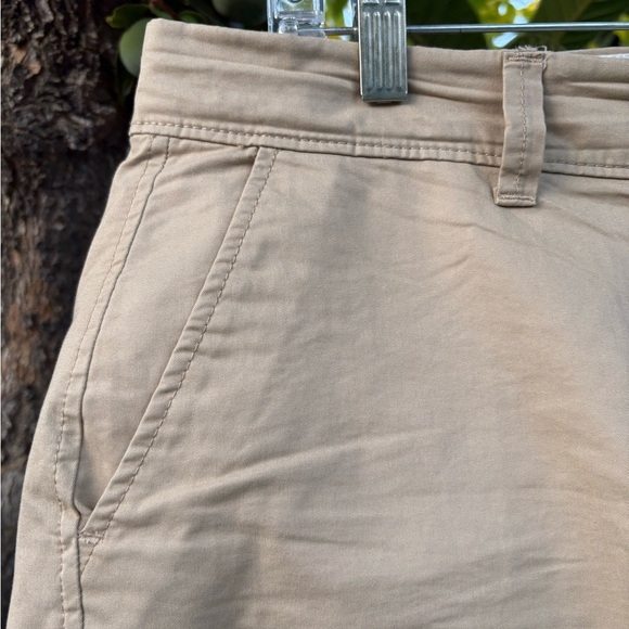 Old Navy Tan Flat Front Classic Chino Shorts Size 10 - Picture 2 of 7